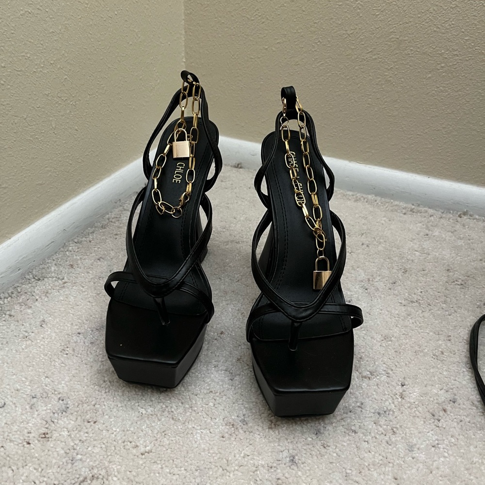 Black pumps